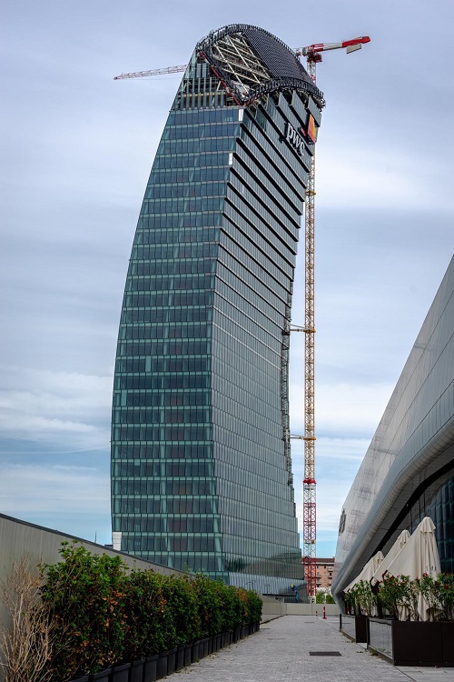 Utilior press-locked: grating installation final stage on Libeskind's tower in Milan Citylife