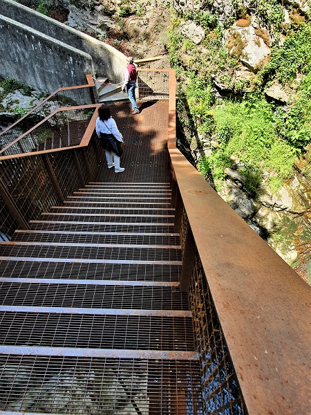 Grigliato e gradini in acciaio COR-TEN: vivere la natura in sicurezza