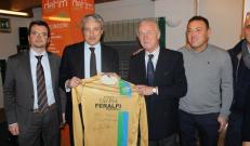 Il presidente Pasini e la delegazione di Feralpisalò mostrano la maglia insieme al Mister Trapattoni